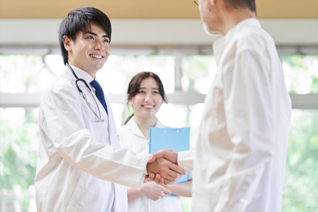 握手する医師